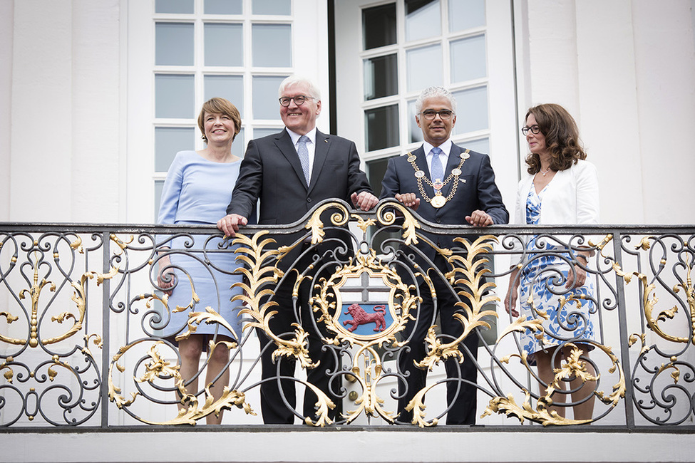 Bundespräsident Frank-Walter Steinmeier und Elke Büdenbender bei der Begrüßung durch Ashok Sridharan, Bonner Oberbürgermeister, und Petra Fendel-Sridharan während des Antrittsbesuchs in Bonn